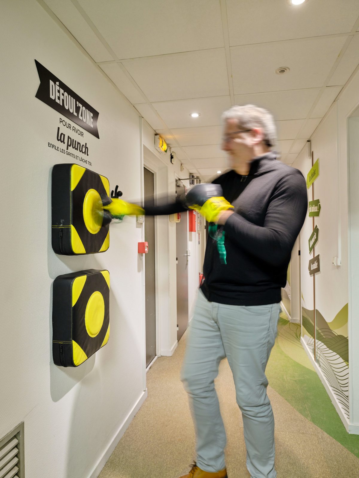 Dans les bureaux Printvallée à Courbevoie, un collaborateur se défoule sur le punching-ball mural de la Défoul'zone