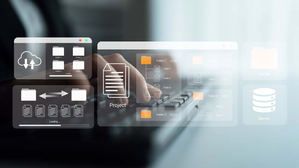 Gestion de projets digitaux : dossiers, tâches et serveur en surimpression sur un clavier
